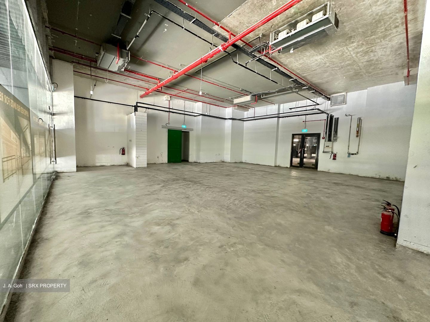 Middle Road (D7), Retail #523110561